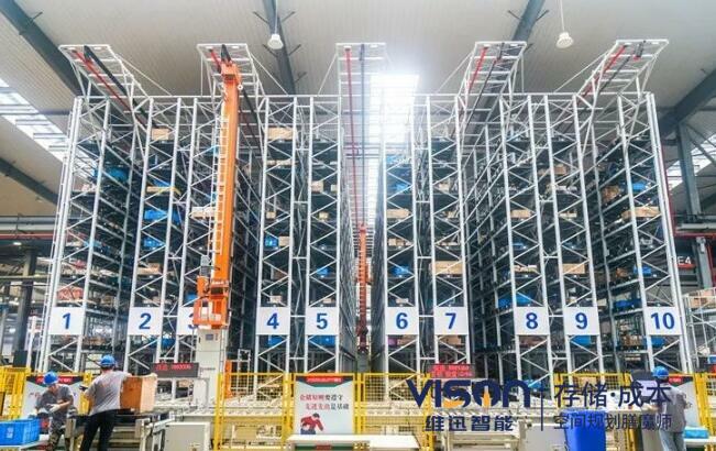 智能倉儲中心的核心功能是什么？ 在現(xiàn)代物流和供應鏈管理中，智能倉儲中心已成為提升效率和競爭力的關鍵環(huán)節(jié)。作為一名深耕自動化領域10余年的倉儲規(guī)劃師，我將從技術角度解析智能倉儲中心的核心功能，并結(jié)合實際應用場景為企業(yè)提供優(yōu)化建議。  一、智能倉儲中心的定義 智能倉儲中心是基于自動化設備與信息化系統(tǒng)構(gòu)建的綜合性倉儲解決方案，融合了物聯(lián)網(wǎng)（IoT）、人工智能（AI）、大數(shù)據(jù)分析和機器人技術，實現(xiàn)了對貨物