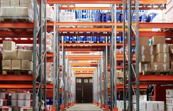 駛?cè)胧截浖芘c貫通式貨架有什么區(qū)別？